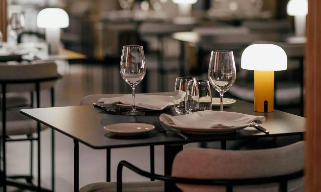 Menú de cena gourmet con 4 pases y vino para 2 o 4 al lado de la playa