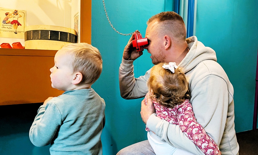 Image 7: Speelgoedmuseum meets Jurassic Park: alles-in-één ticket voor Spelebos