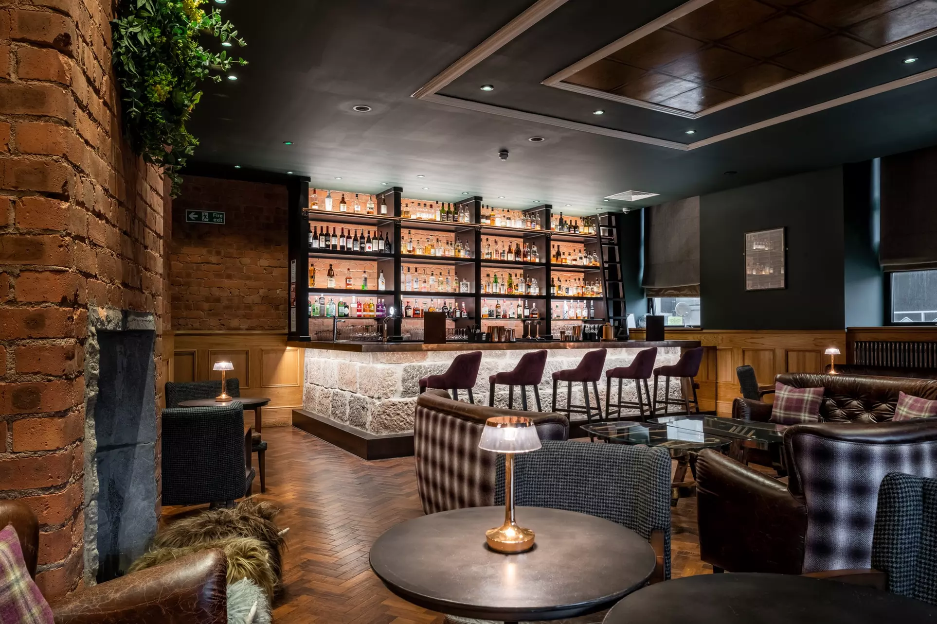 Steak Dinner for 2 or 4 w/ Glass or Bottle of Wine in Glasgow