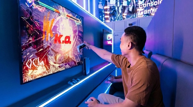 Gamers interacting with virtual reality equipment and joysticks at Pixoul Gaming.