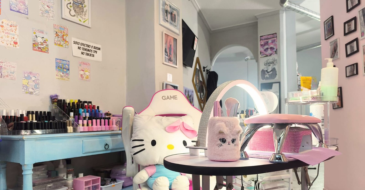 Extensión de uñas Soft Gel con manicura rusa o decoración 3D en Valencia