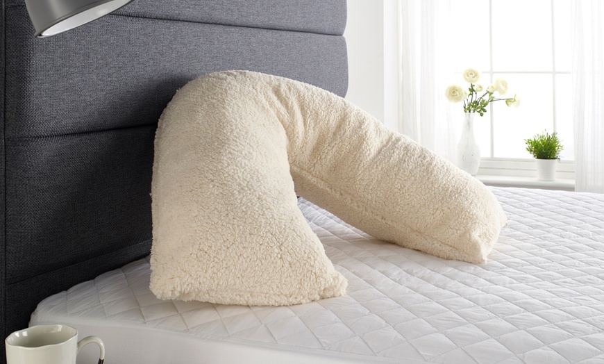 Image 3: Fluffy Fleece V-Pillow