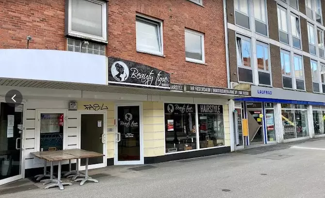 Waschen, Schneiden, Föhnen, opt. mit Ansatzfarbe inkl. Kaffee oder Tee für 1 Person (bis zu47% sparen) - Second Medium