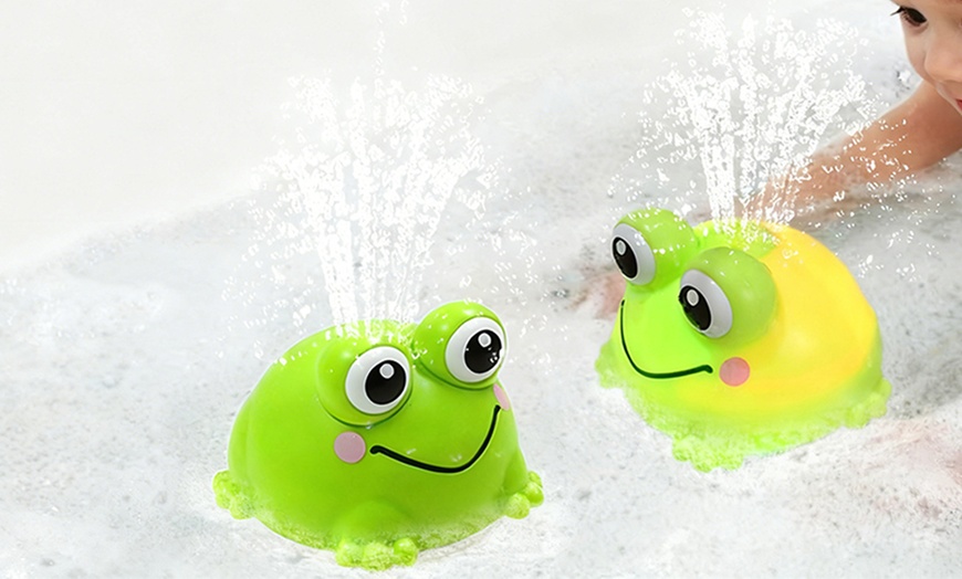 Image 1: Water Sprayer Cartoon Frog Bath Toy with Dynamic LED Lights