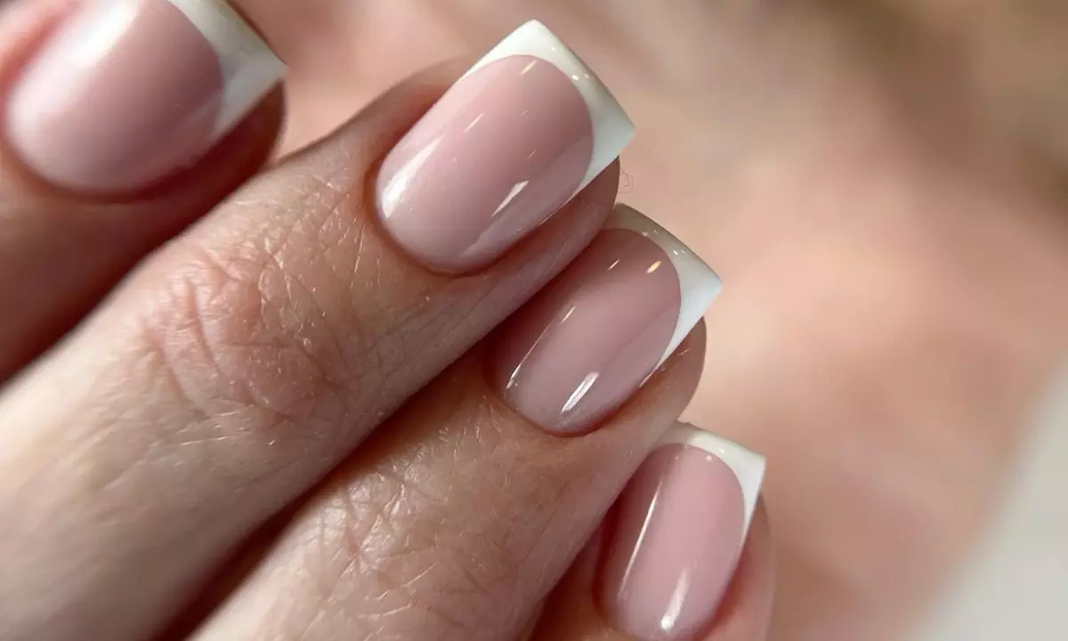 Manicura rusa con nivelación y/o pedicura con esmaltado semipermanente
