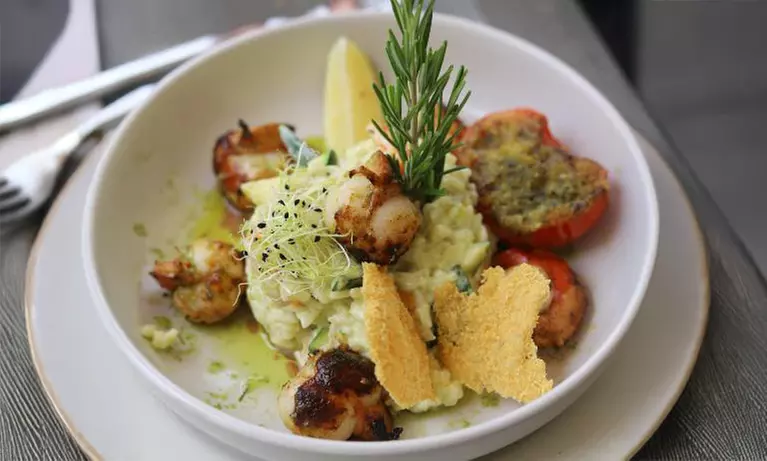 Aigues-Vives (Gard) : chambre double avec PDJ, menu en option