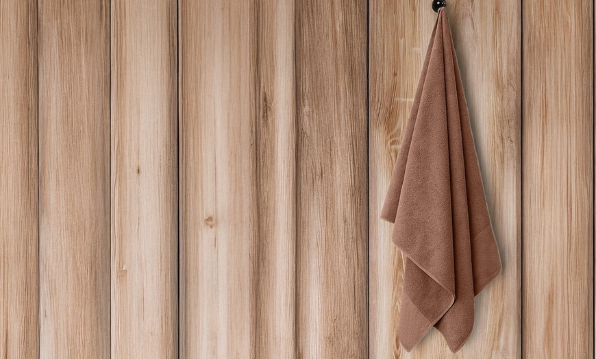 Image 6: Pack of Four Egyptian Cotton 550gsm Bath Towels
