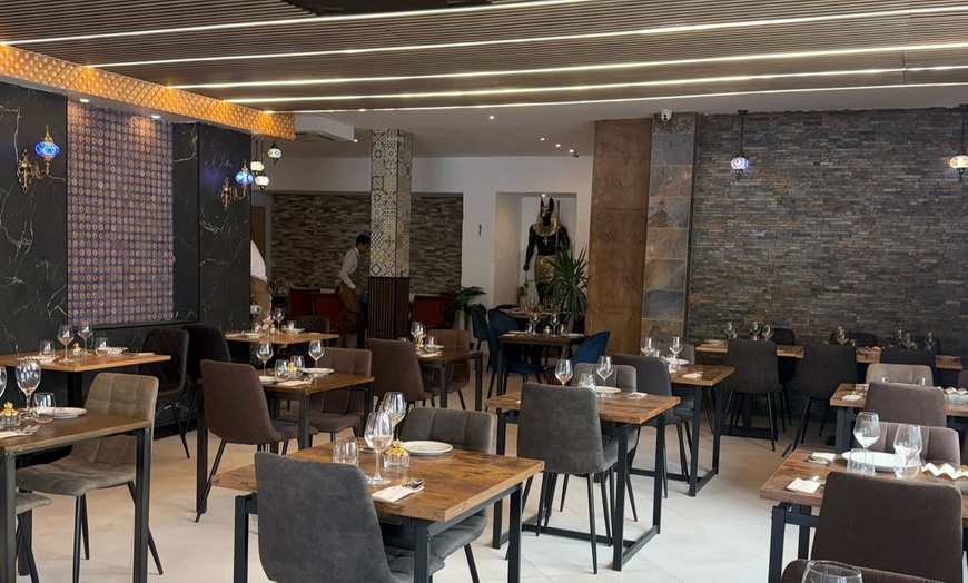 Image 5: Menú fusión con entrante, principal, postre y bebida 