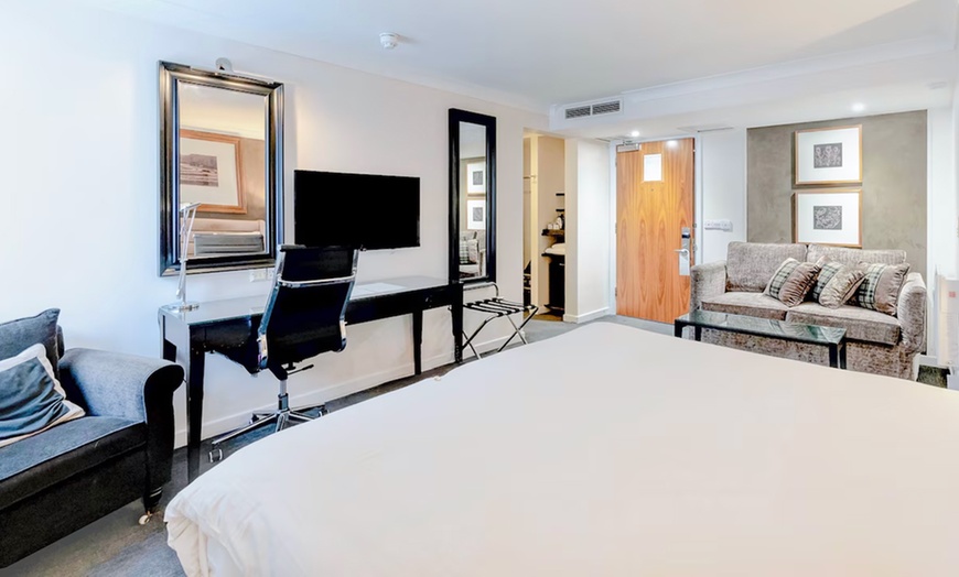 Image 15: Dundee: Elegant 4* Stay with Breakfast & Dinner