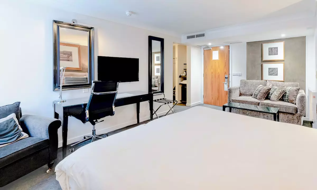 Dundee: Elegant 4* Stay with Breakfast & Dinner