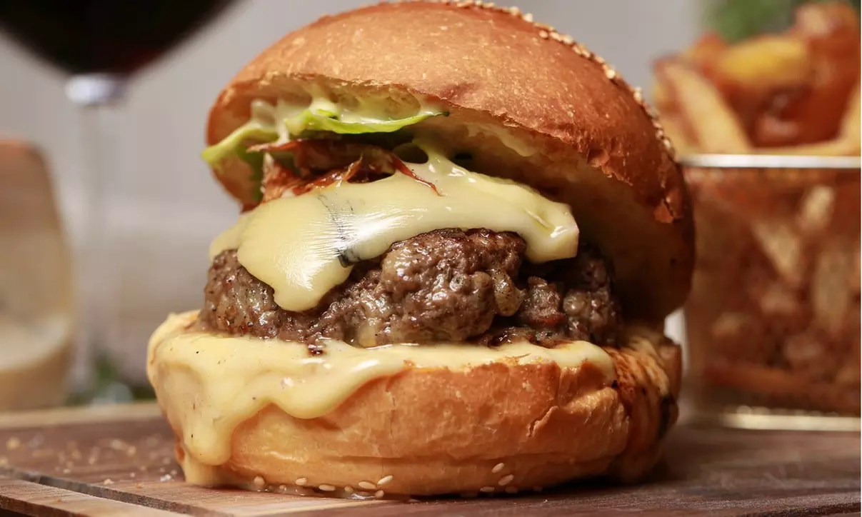 Menu burger avec frites ou salade et dessert, sur place ou à emporter