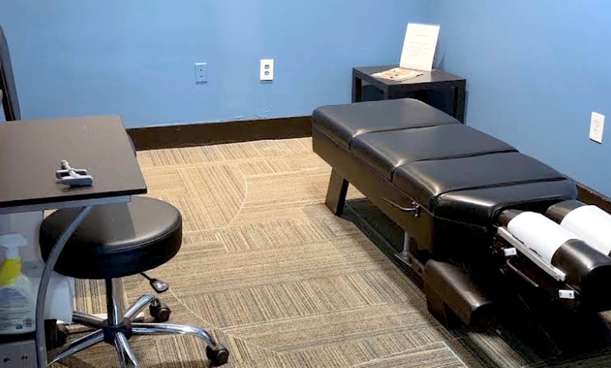 Image 7: Effective Consultation plus 1 or 3 Chiropractic Adjustments (60-Min)