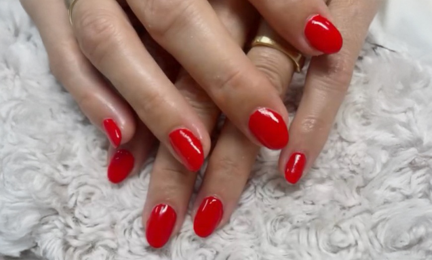 Image 5: 2 sesiones de manicura y/o pedicura con esmaltado semipermanente