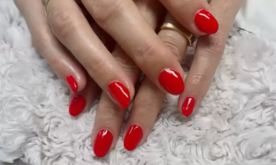 2 sesiones de manicura y/o pedicura con esmaltado semipermanente