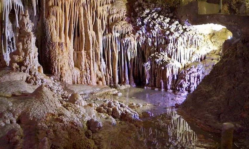 Aventura diferente: entrada a las Cuevas De Genova para niño y adulto