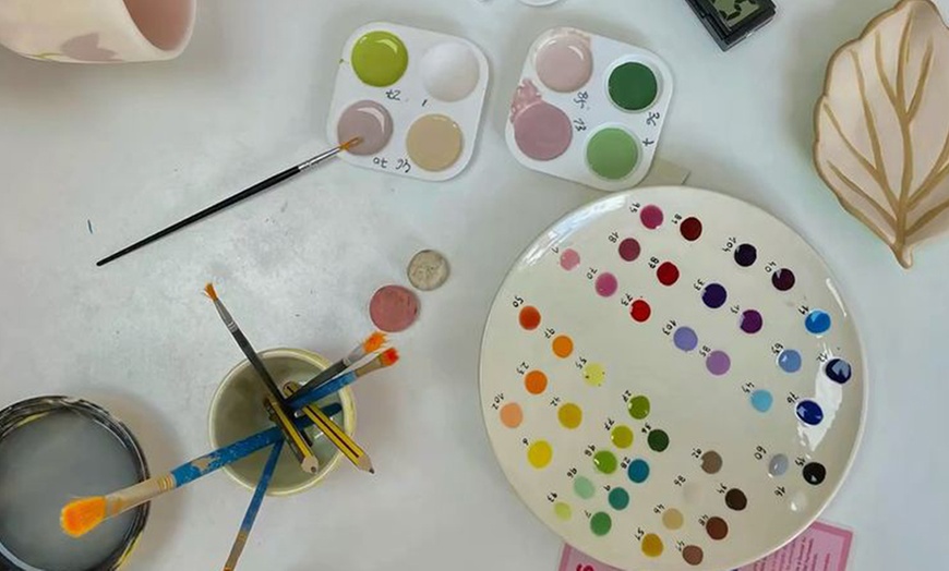 Image 2: Taller a elegir entre pintura de tazas, tote bags, cuadros o cerámica