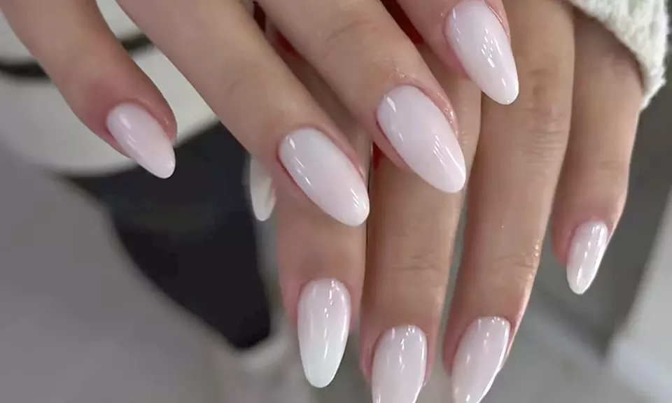 Manicura clásica con esmaltado normal o semipermanente