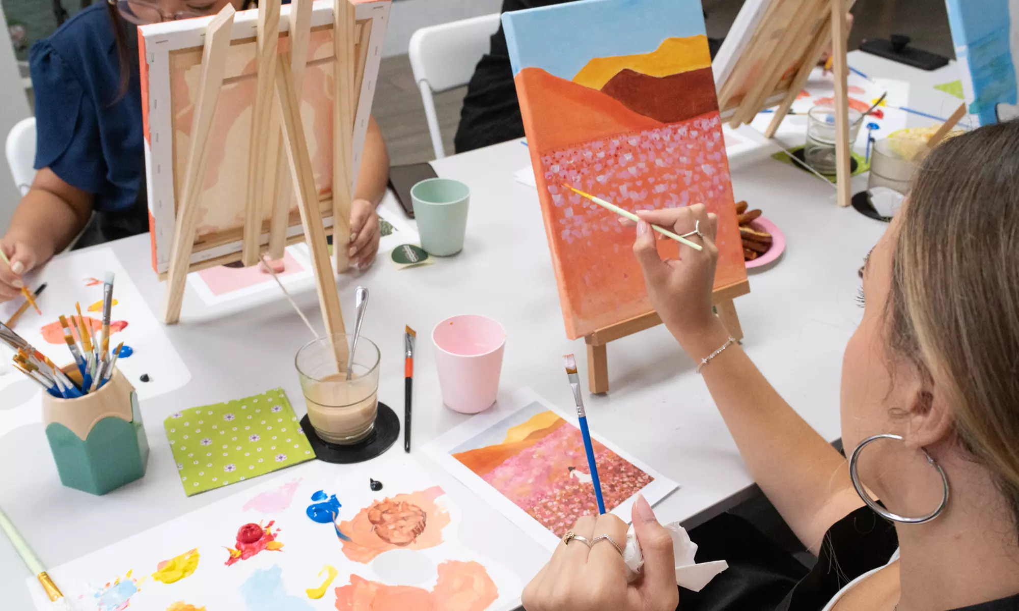 Taller para 1 o 2: pintura de cuadro o tote bag, o clase de maquillaje