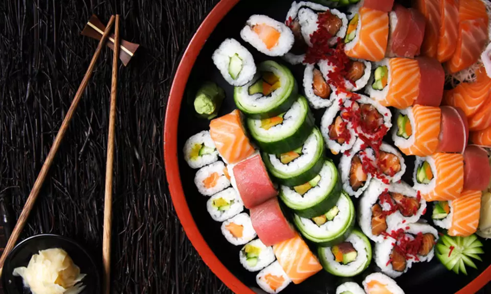 Menú de sushi para llevar clásico o prémium con bebida para 2 o 4 personas, con hasta un 54% de descuento - Primary Image