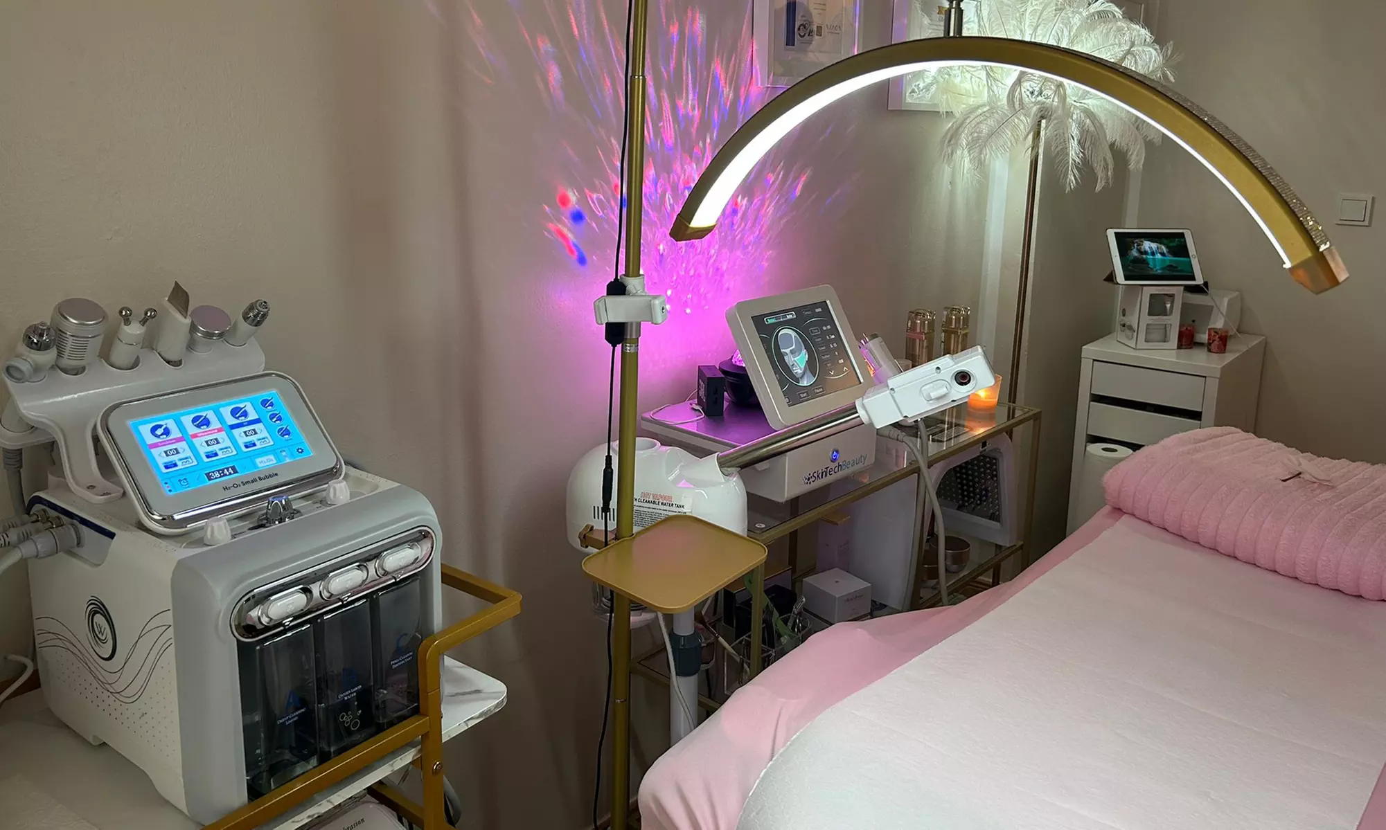 Klassische Gesichtsbehandlung oder Aqua-Facial inkl. Wellnesspaket