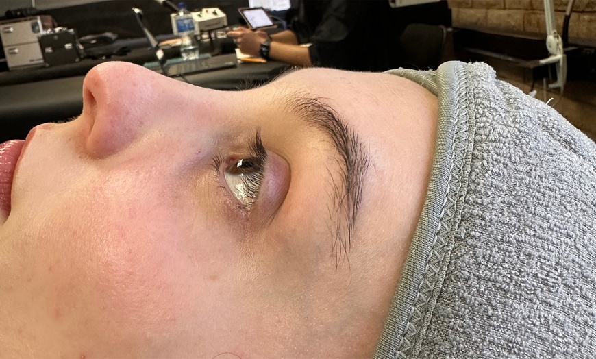 Image 3: Wake Up with Effortlessly Beautiful Lashes & Brows