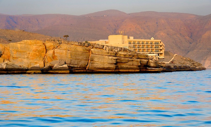 Image 1: Oman: 1- or 2-Night 4* Stay