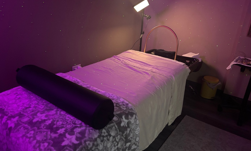 Image 2: Unwind with a 60-Minute Signatur/ 90-Minute Deluxe Head Spa Experience