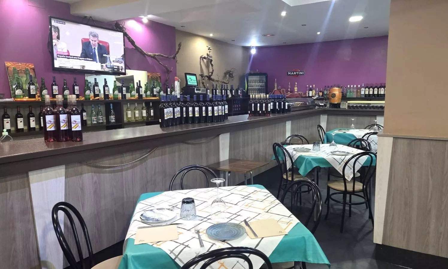 Menú con 6 raciones, postres y botella de vino para hasta 5 personas