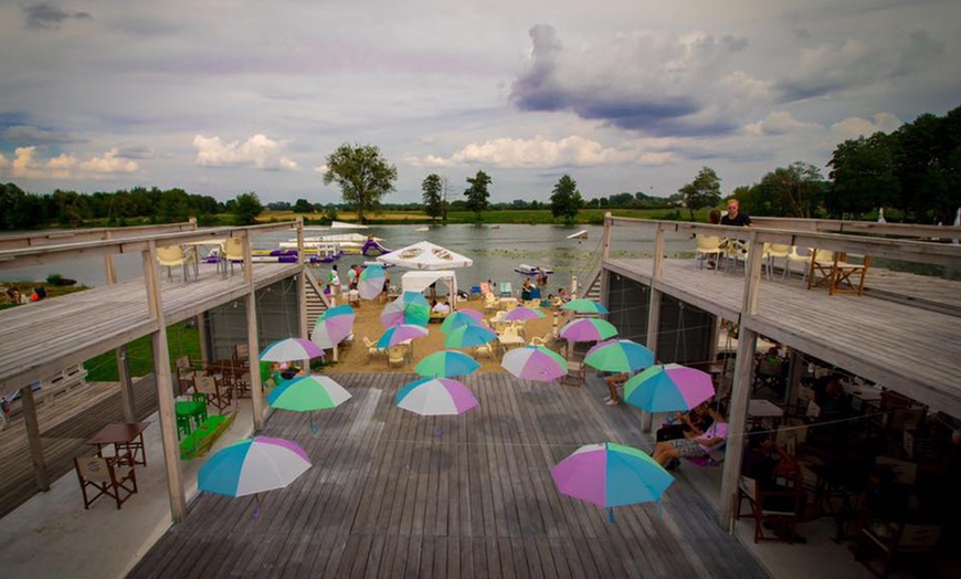 Image 2: Aktywny dzień nad wodą: bilety na pływający plac zabaw i wakeboard