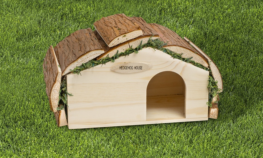 Image 9: Wooden Hedgehog House