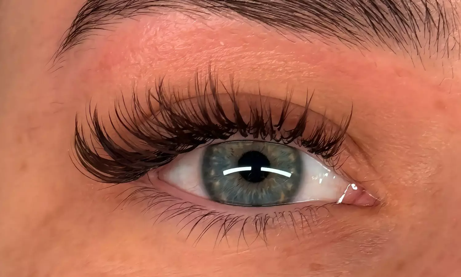 Get a Natural or Hybrid Eyelash Extension/Lash Extension with a Fill