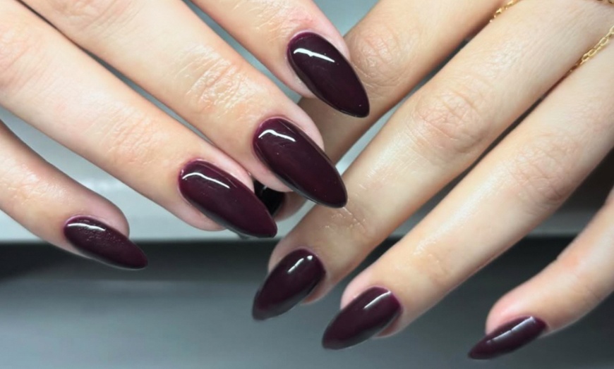 Image 10: Beauté des ongles : vernis semi-permanent ou pose de gel