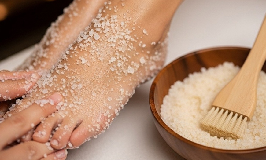 Image 5: Pampering package: Massage + Hot Towel + Aromatherapy + Foot Scrubbing