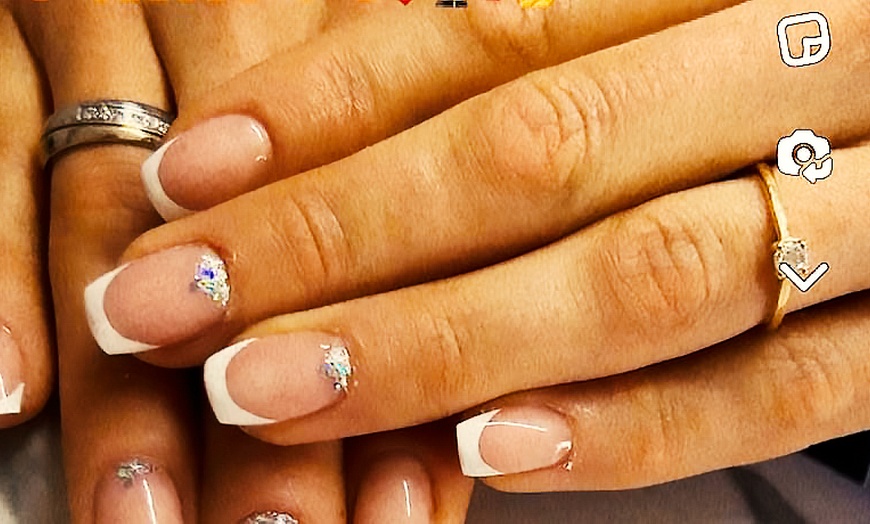 Image 6: Vernis semi-permanent sur mains et/ou pieds, option beauté des mains 