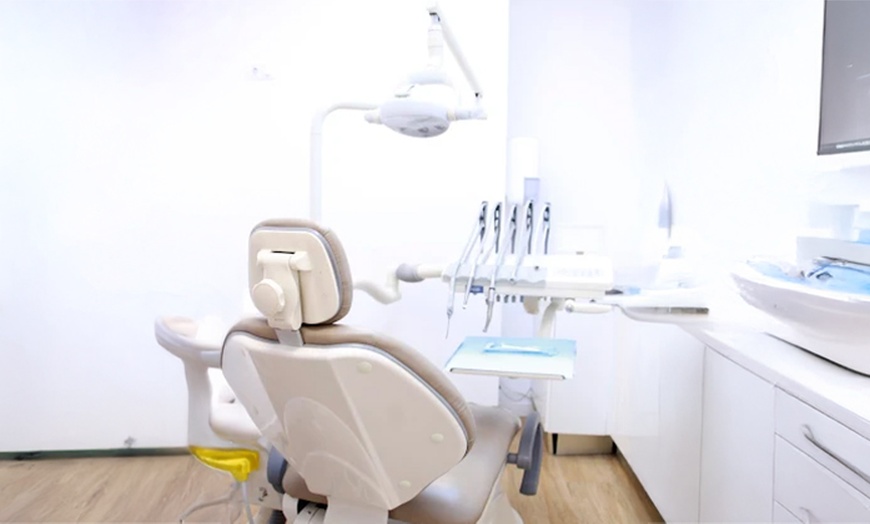 Image 12: 1 o 2 sesiones de blanqueamiento dental y limpieza bucal para 1 