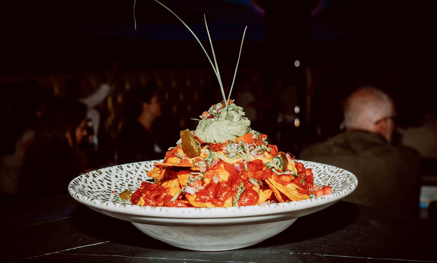 Image 5: Menú de picoteo con show de música en directo para 2 o 4 personas