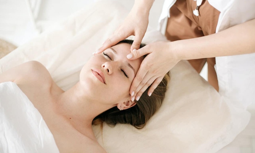 Image 2: Soin du visage avec gommage du corps en option à Paris