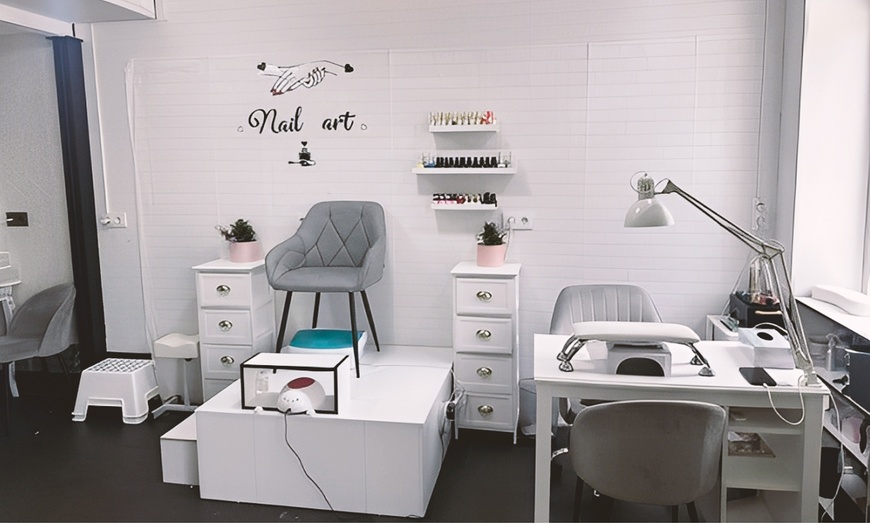 Image 11: Rasgos definidos: micropigmentación capilar, de cejas o labios