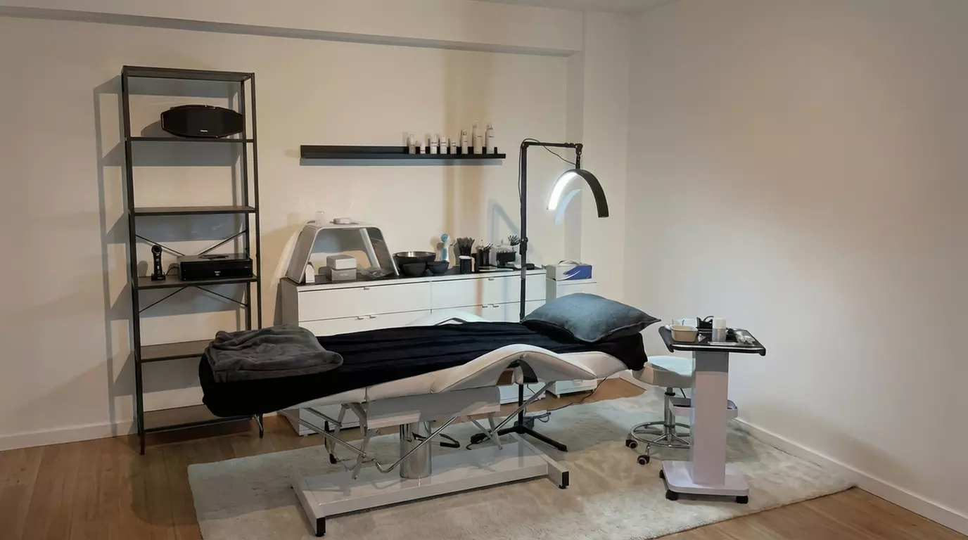 Wimpern- und/oder Augenbrauen-Lifting mit Färben & Zupfen für 1 Person