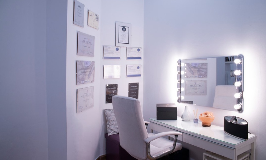 Image 5: 1 o 2 sesiones de Hollywood Peel con láser Q-Switched y carbón activo 