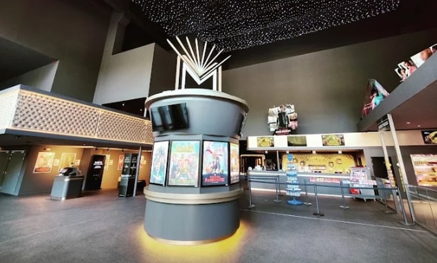 Image 2: Une place de cinéma avec popcorn pour découvrir les films du moment