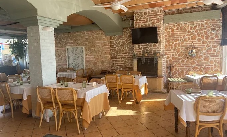 Image 12: Menu de caldero con entrantes, principales, postres y bebidas