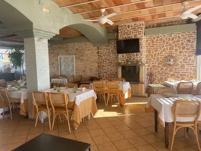 Menu de caldero con entrantes, principales, postres y bebidas