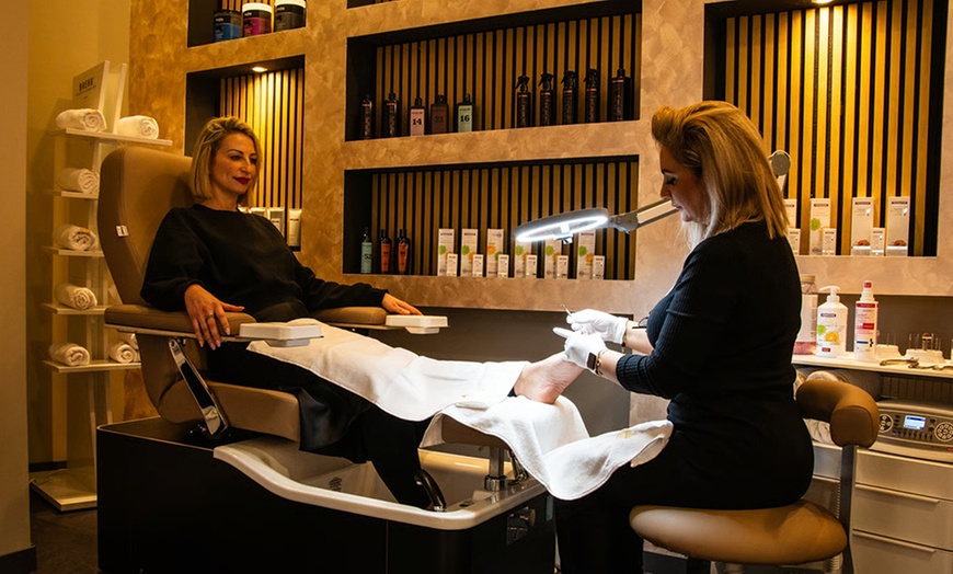 Image 2: Mani- und / oder Pediküre mit Lack und optionaler Gesichtsbehandlung