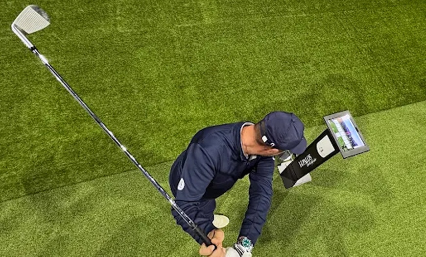 Image 2: Bautismo de golf indoor con simulador de 1 hora para 2 o 4 personas
