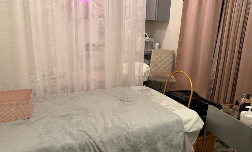 Image 4:  Couples 60-Min Detox Scalp Treatment, 30 Min Scalp Treatment & More
