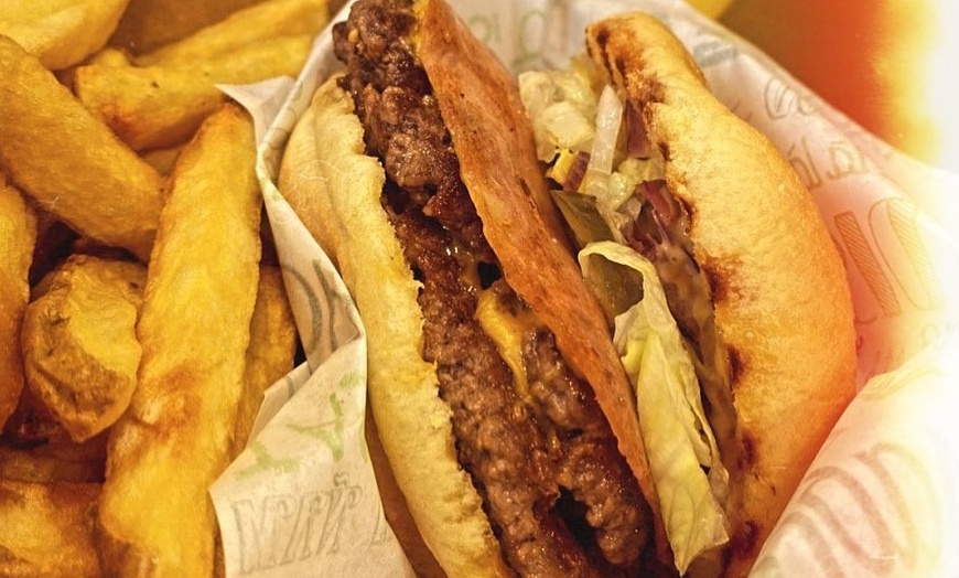 Image 8: Burger du jour avec frites et boisson à Goku Burger, Colombes