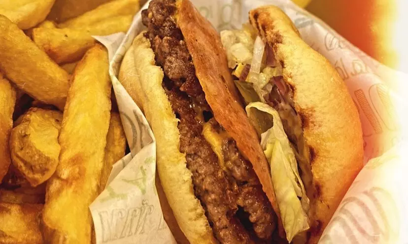 Burger du jour avec frites et boisson à Goku Burger, Colombes