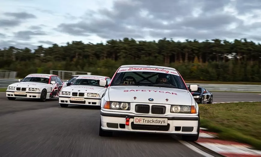 Image 1: Vaderdag vol snelheid: taxi- of race ervaring op circuit naar keuze