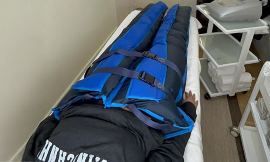 Image 1: Cavitación o radiofrecuencia, presoterapia y masaje: hasta 6 sesiones 